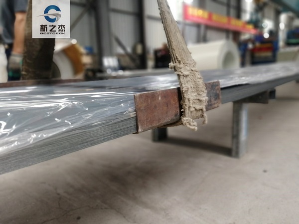 吊装时采用采用吊块对YXB35-130-780彩钢板进行防护.jpg