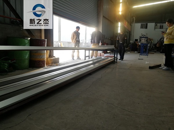 新之杰承担中国援建萨摩亚项目YXB51-342-1025型开口压型钢板生产中.jpg